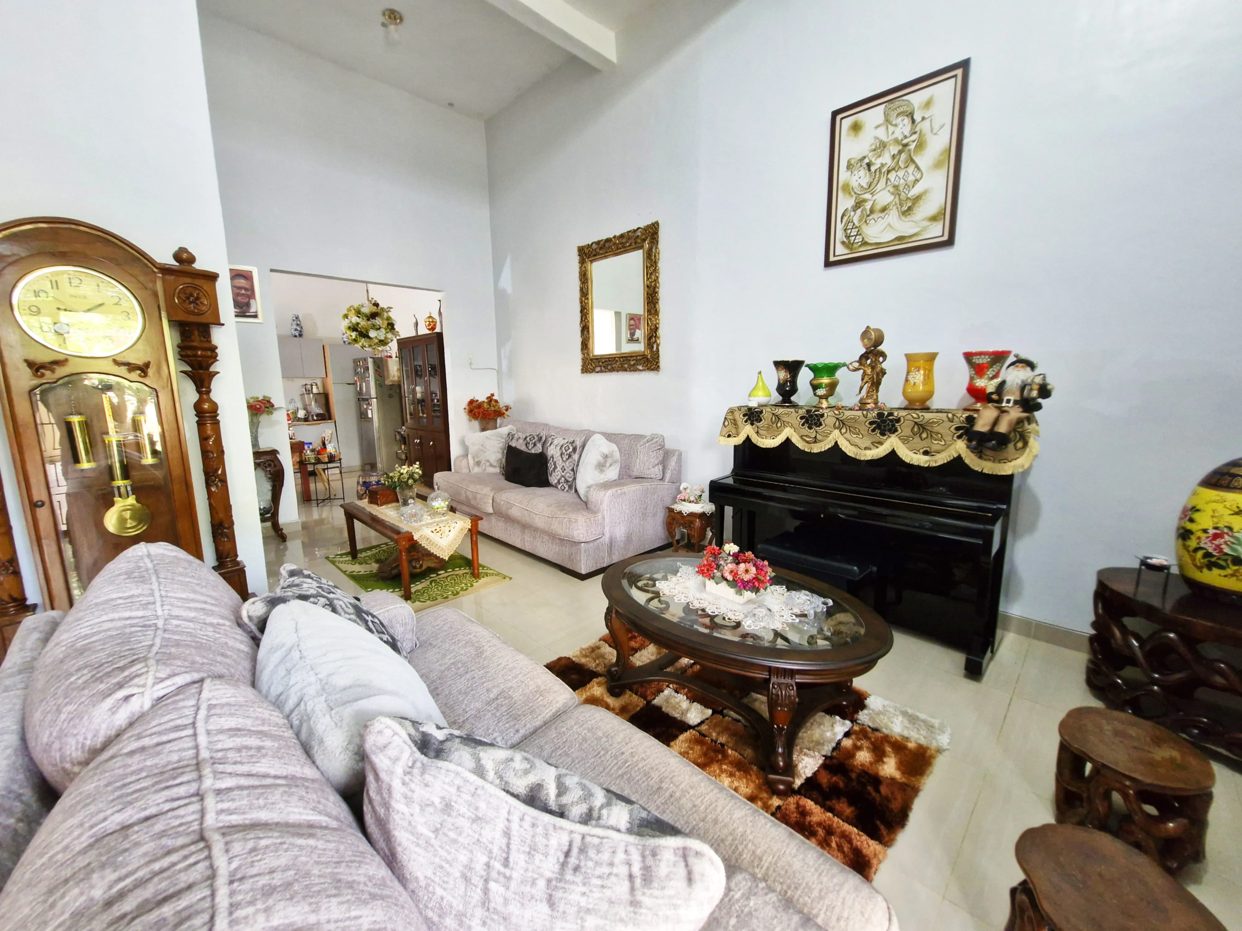 Rumah Mewah 2,5 Lantai di Lokasi Nyaman dan Strategis