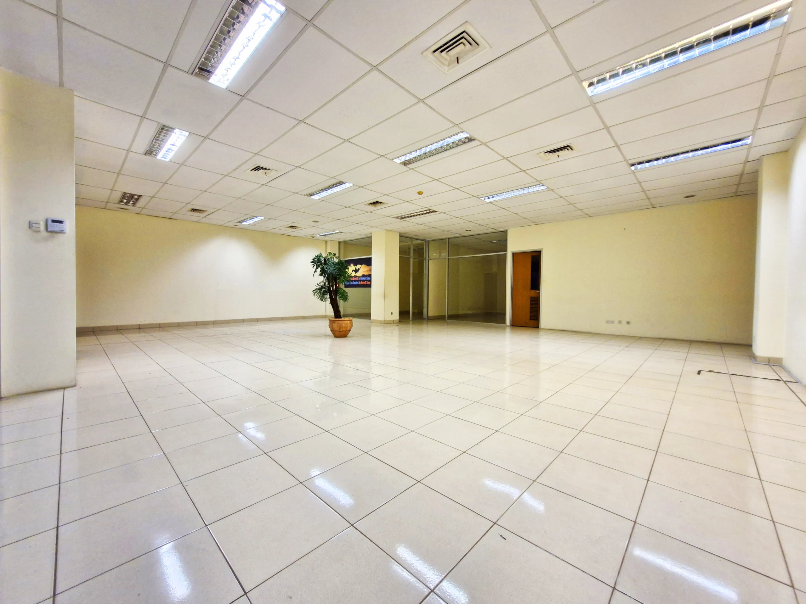 Sewa Gedung Besar, Tinggal Jalanin Bisnis