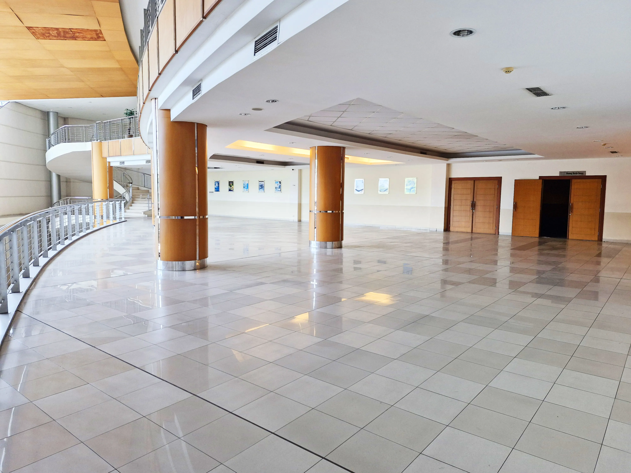 Sewa Gedung Besar, Tinggal Jalanin Bisnis