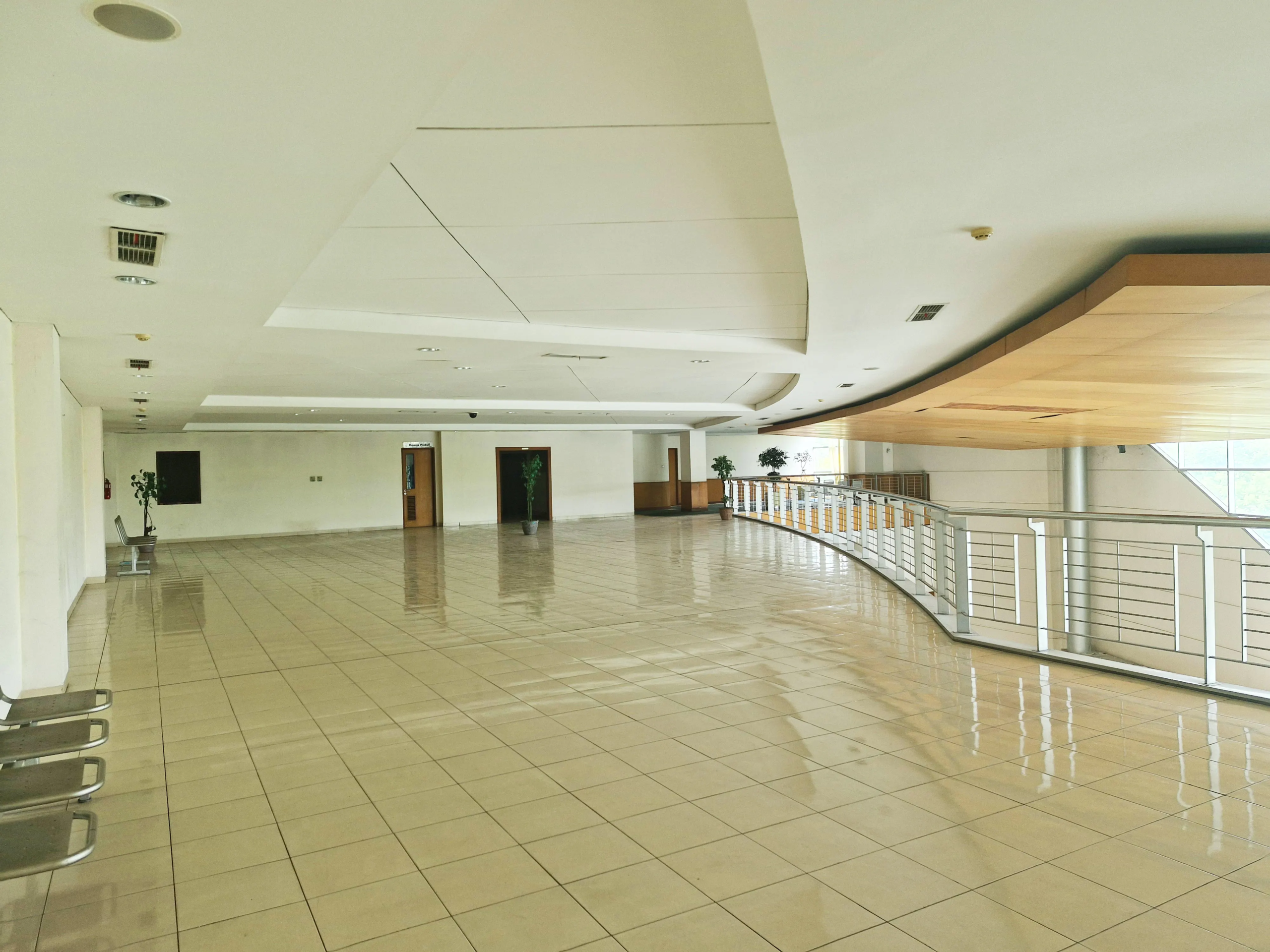 Sewa Gedung Besar, Tinggal Jalanin Bisnis