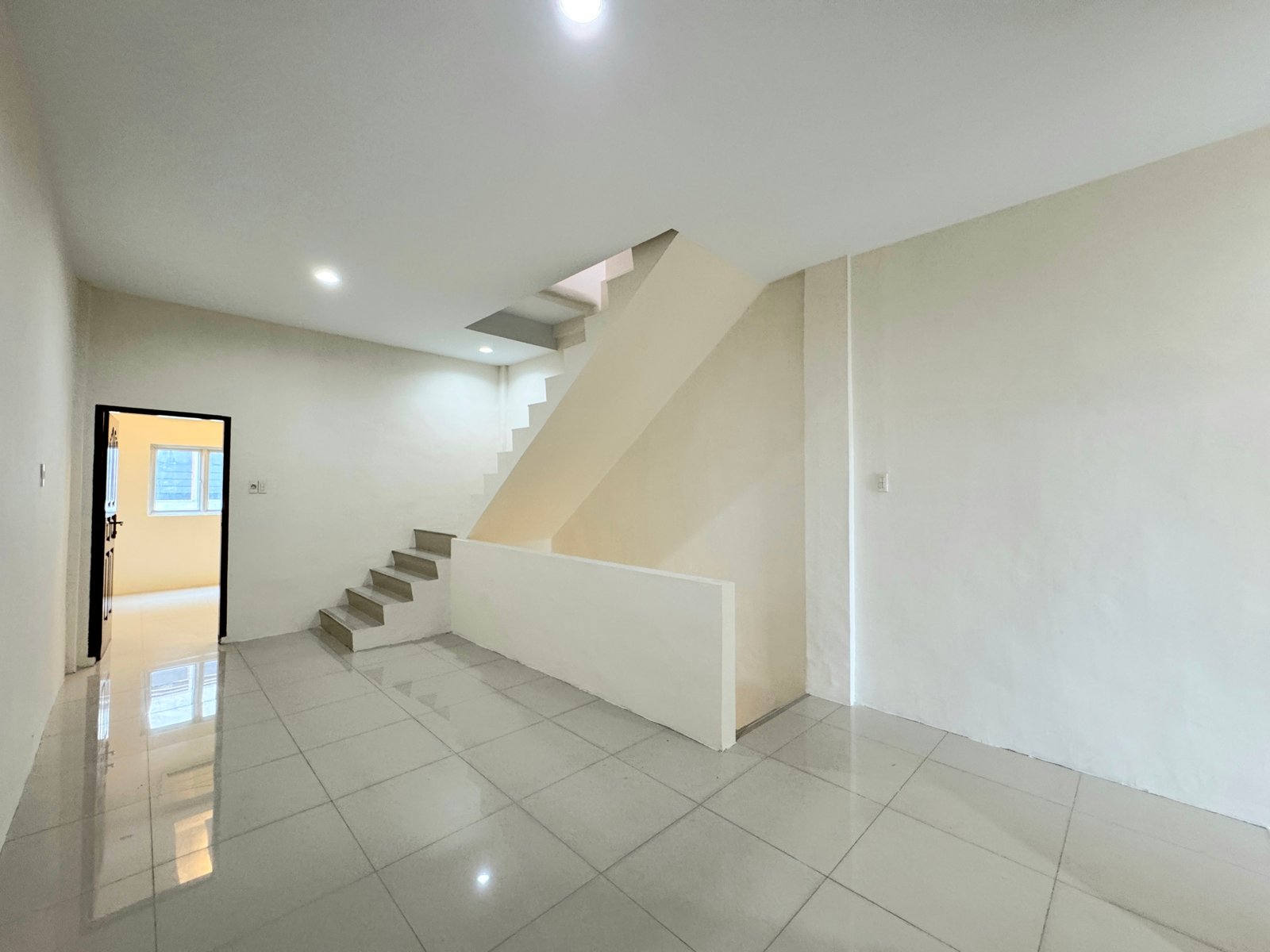 Rumah Siap Huni 3 Lantai di Daerah Katamso