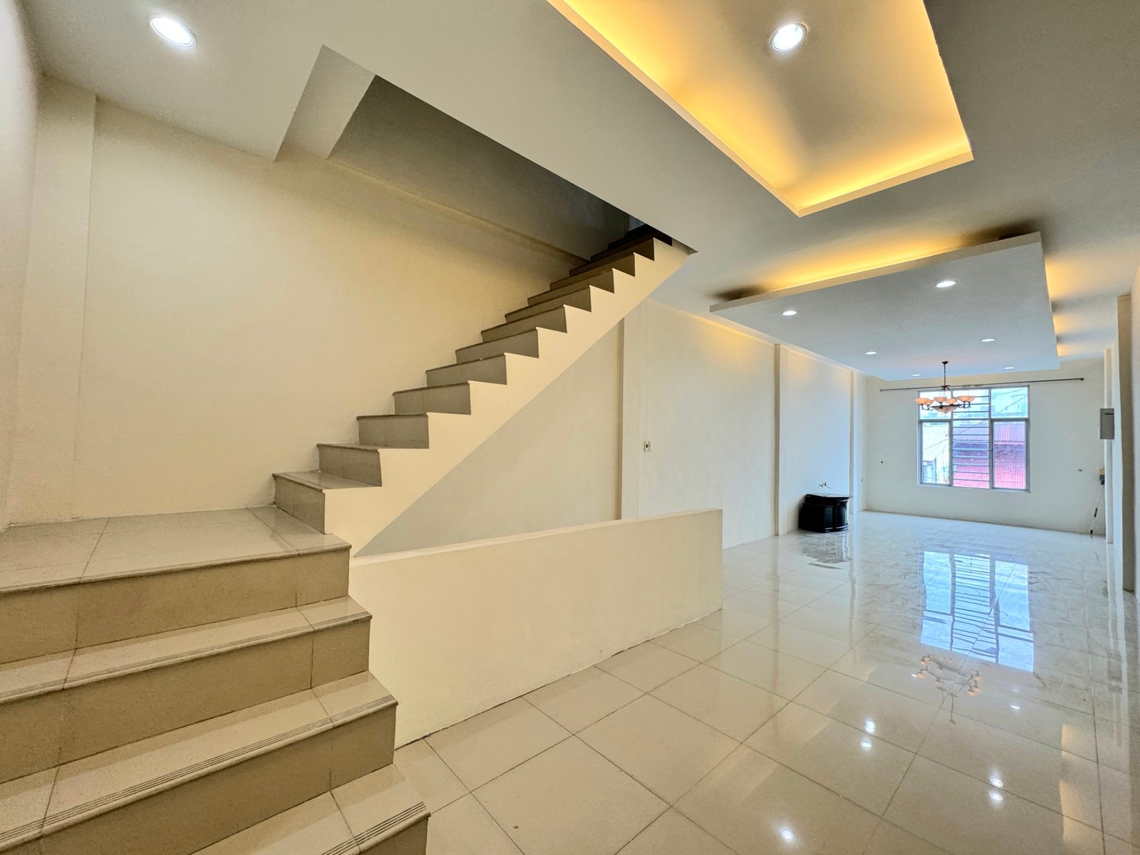 Rumah Siap Huni 3 Lantai di Daerah Katamso